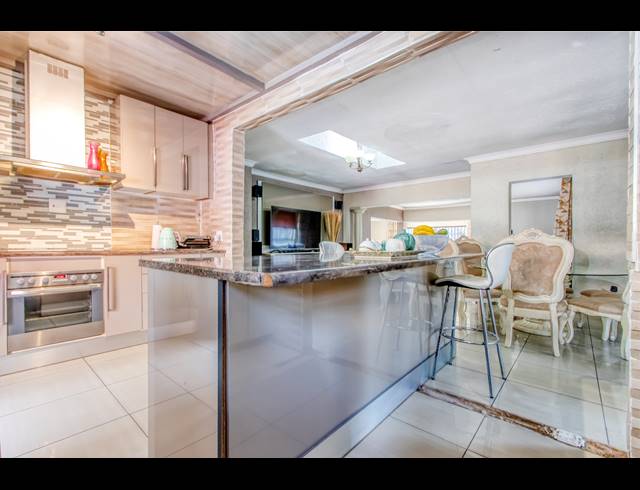 5 BEDROOM FREESTANDING FOR SALE IN MEREDALE
